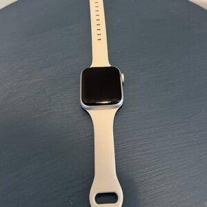 Apple Watch SE in Starlight